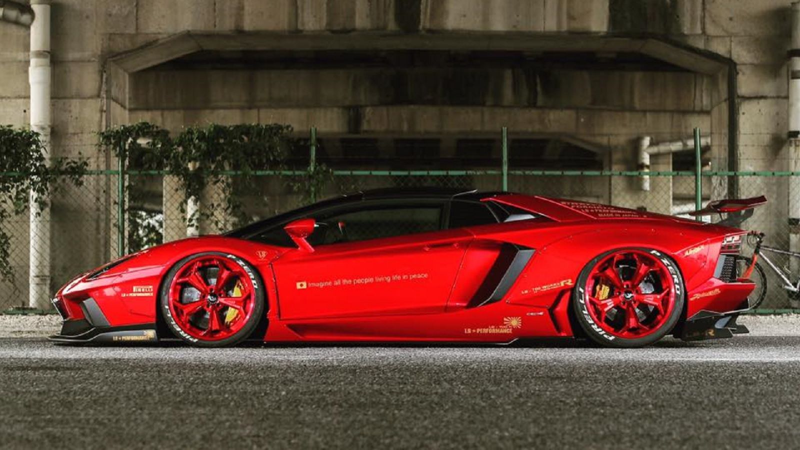 Oι μηχανικοί της Liberty Walk τοποθέτησαν νέα αμορτισέρ και ελατήρια με αποτέλεσμα η Aventador να γίνει ουσιαστικά «ένα με το πάτωμα»